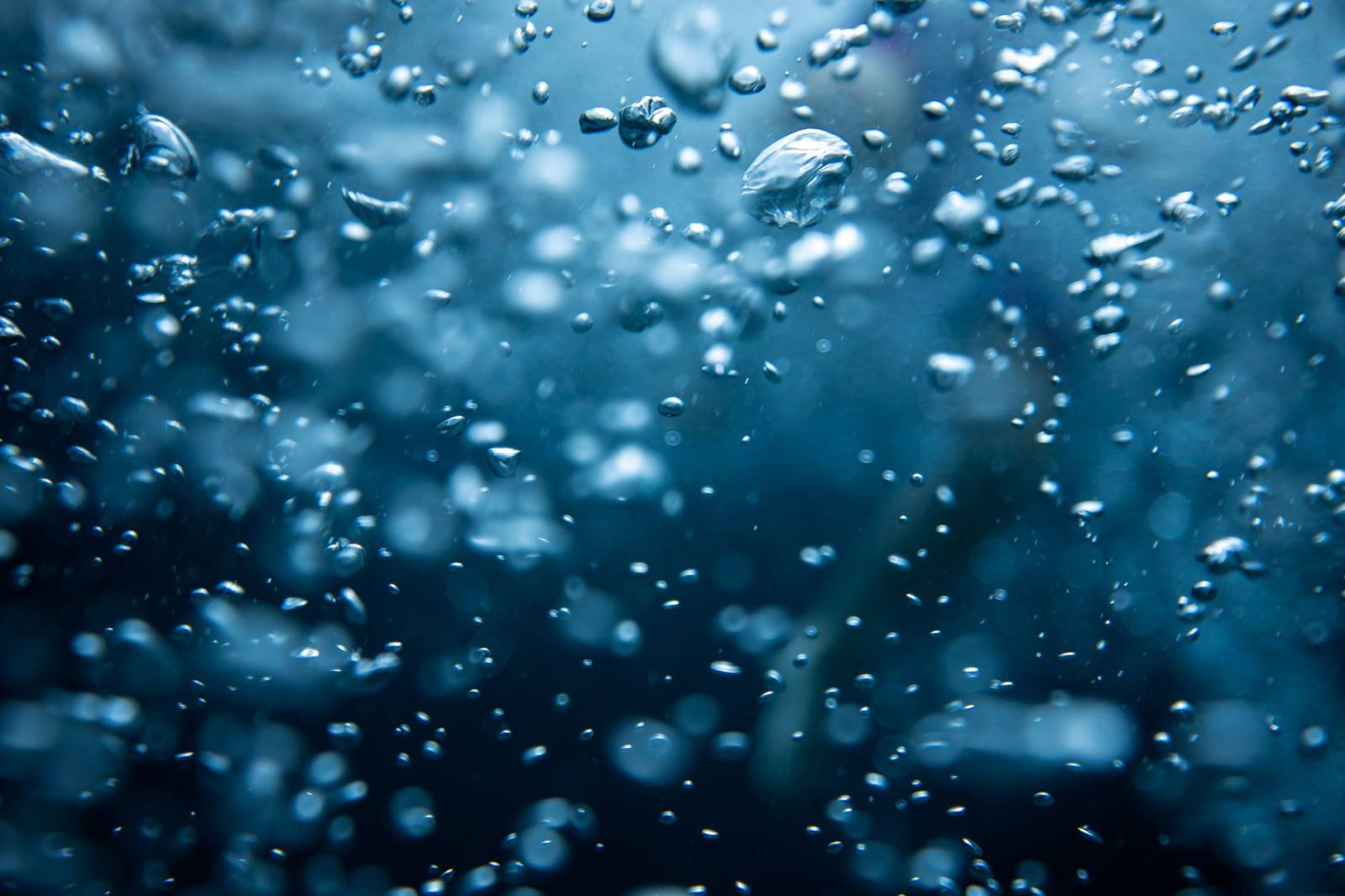 SENZAIT NANOBBLE — a cloud of fine air bubbles suspended in deep blue water.